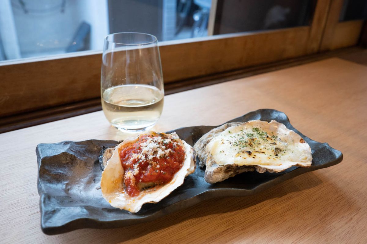 左から、牡蠣のトマトソース 350円、牡蠣のグラタン 350円、タリケ ソーヴィニヨン（ワイン）550円