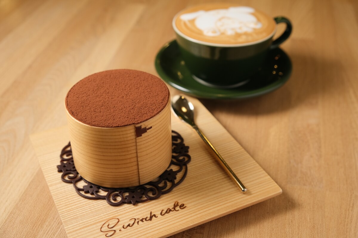 曲げわっぱティラミス 780円、カフェラテ 560円