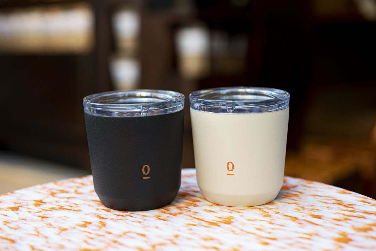 コーヒーオンタップにはタンブラーの使用もOK。オリジナルのタンブラーは黒と白の2種類で各3300円、容量180ml