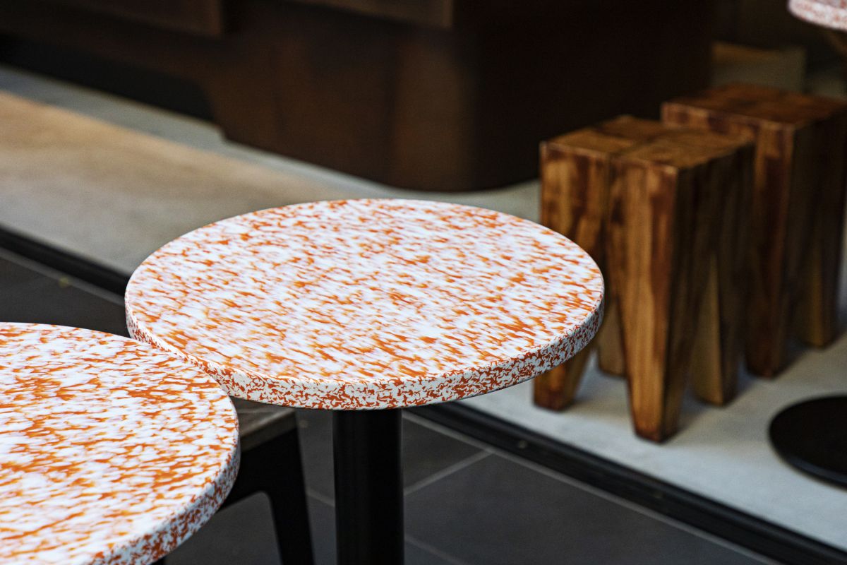 テーブルもオレンジ色で、廃プラスチックを再利用