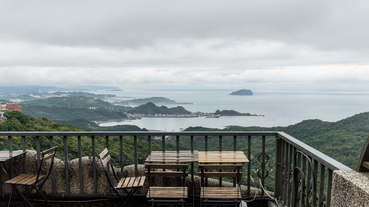 【台湾現地レポ】九份からの絶景を眼下におしゃれカクテルを「逸茶酒室Golden bar」で