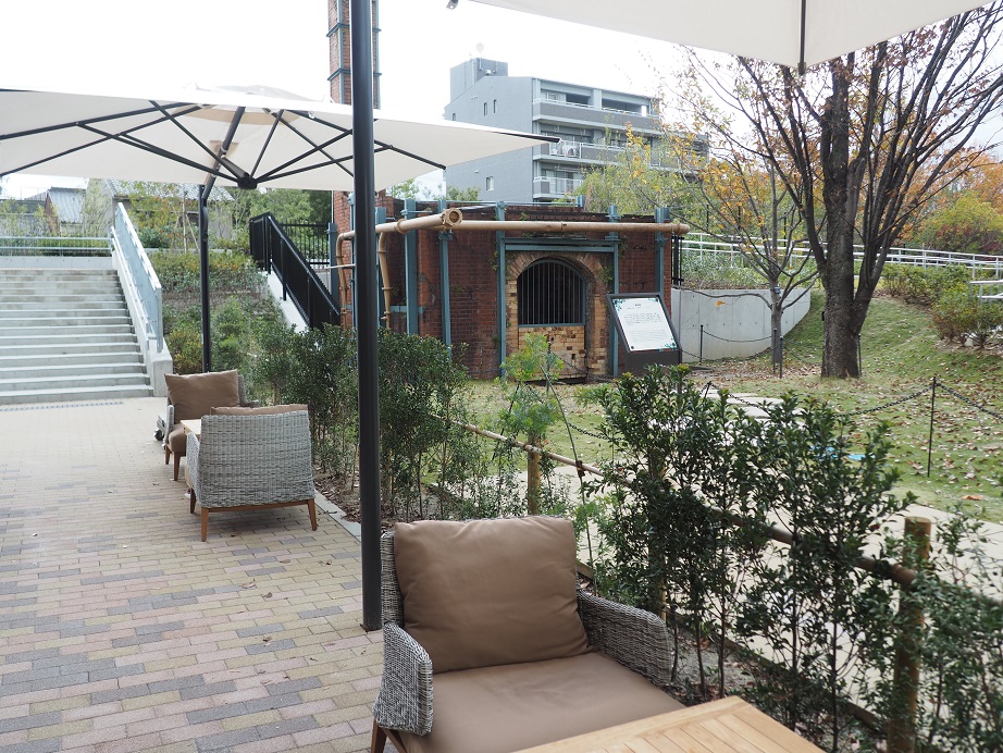 テラス席からはモニュメントとして保存している単独窯などを見ることができます