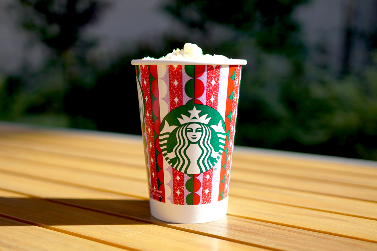 「トーステッド ホワイト チョコレート モカ」（Hot／Iced）　Short ¥501／Tall ¥540／Grande ¥579／Venti® ¥618円（持ち帰り）、Short ¥510／Tall ¥550／Grande ¥590／Venti® ¥630円（店内利用） ※カカオ分0.5%未満