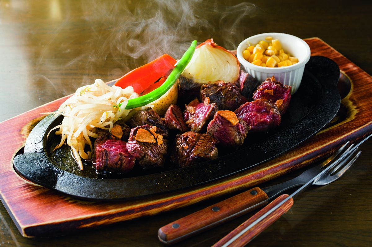 北海道産ヒレステーキ200gガーリックソース 単品2,570円、セット（サラダ・スープ・ライスorパン付き）3,300円（竃円山）