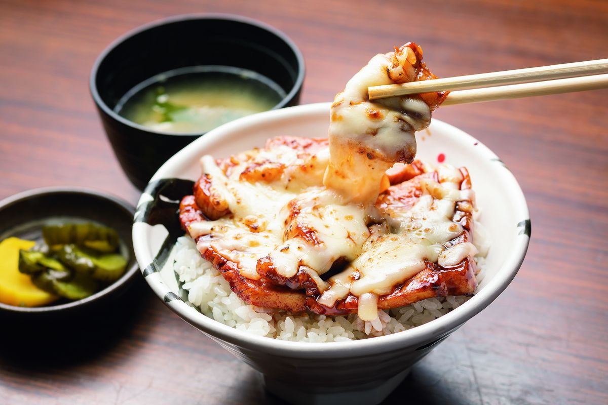 New炙りチーズ豚丼（味噌汁、漬け物付き）1,265円（ドライブインいとう豚丼専門店 豚丼名人）