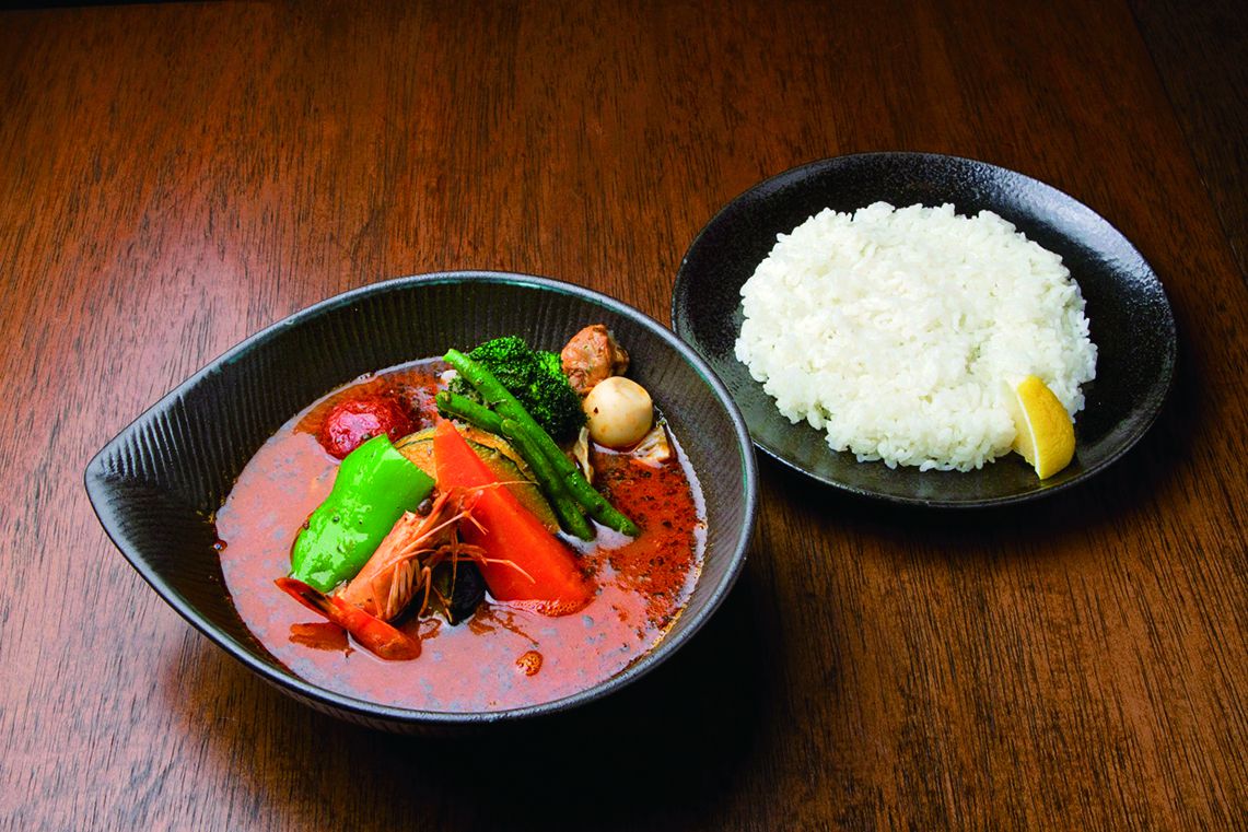 チキンto野菜焙煎エビスープ仕立て1620円（スープカレーlavi新千歳空港店）