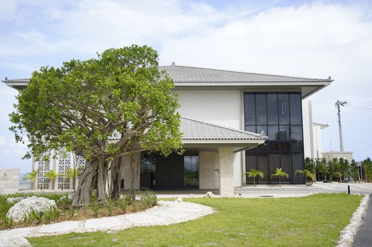 屋根が印象的なエントランス