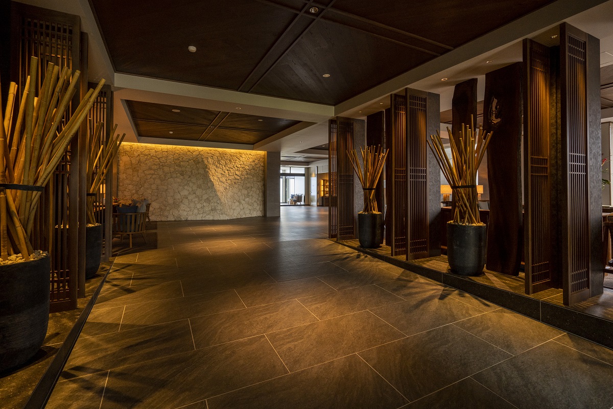 レセプションエリアにはインドネシアの籐材を用いたアートが両サイドに