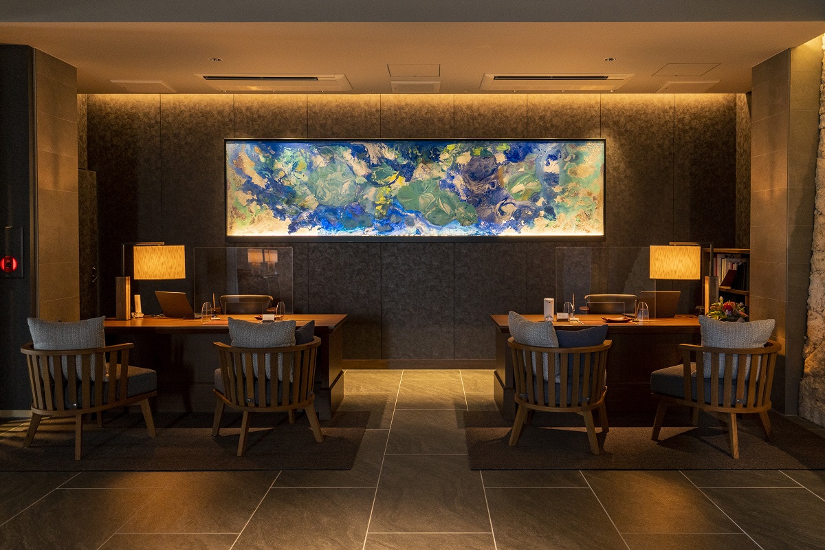 島の自然を全長4mの巨大なアクリルキャンバスに描き上げたホテルのメインアート