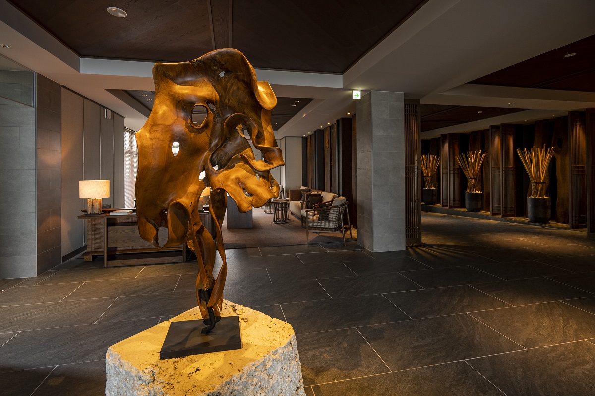 ホールラウンジエリアにはタイで制作したオリジナリティ溢れるオブジェが目を引きます