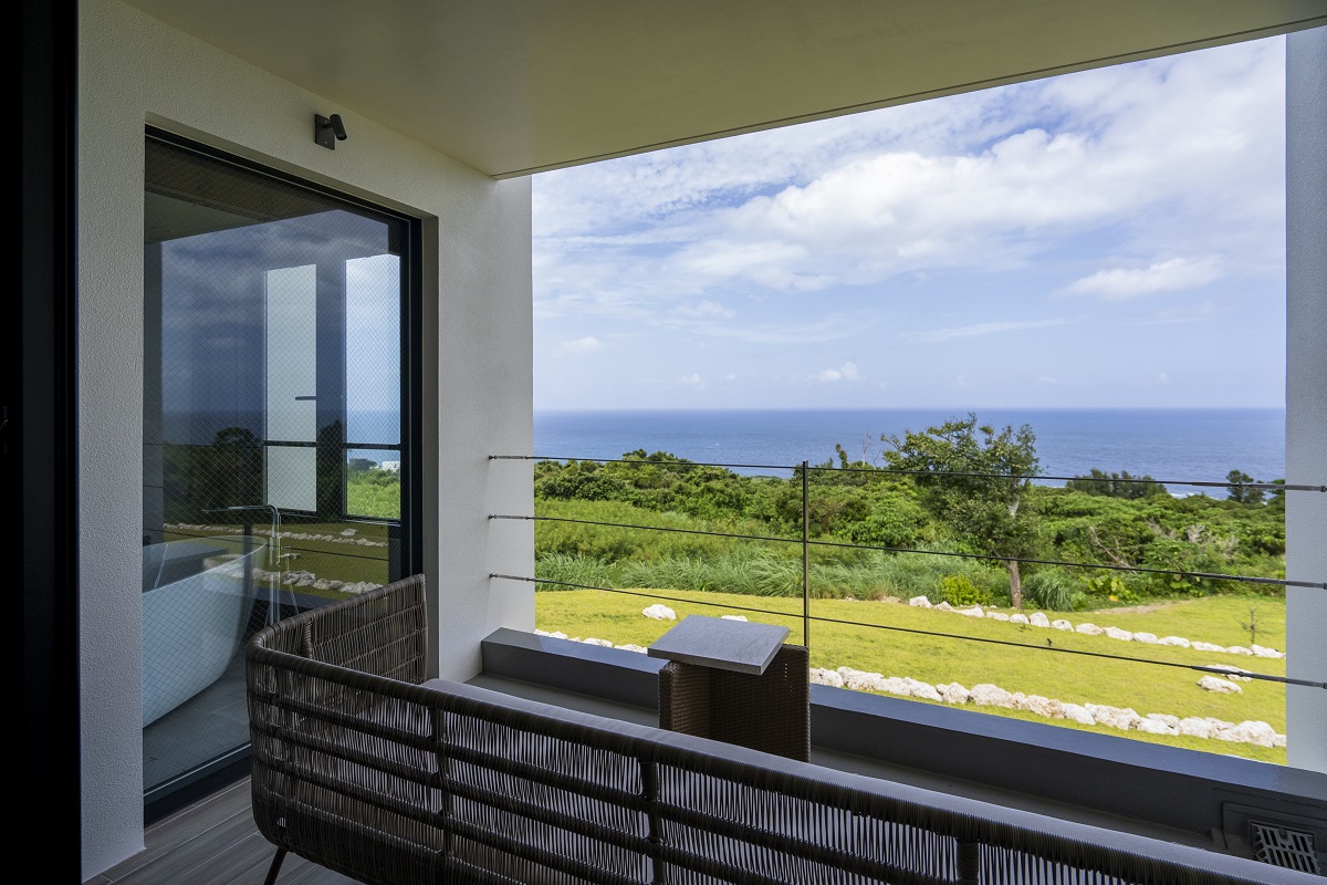 オーシャンフロントのバルコニーとビューバス