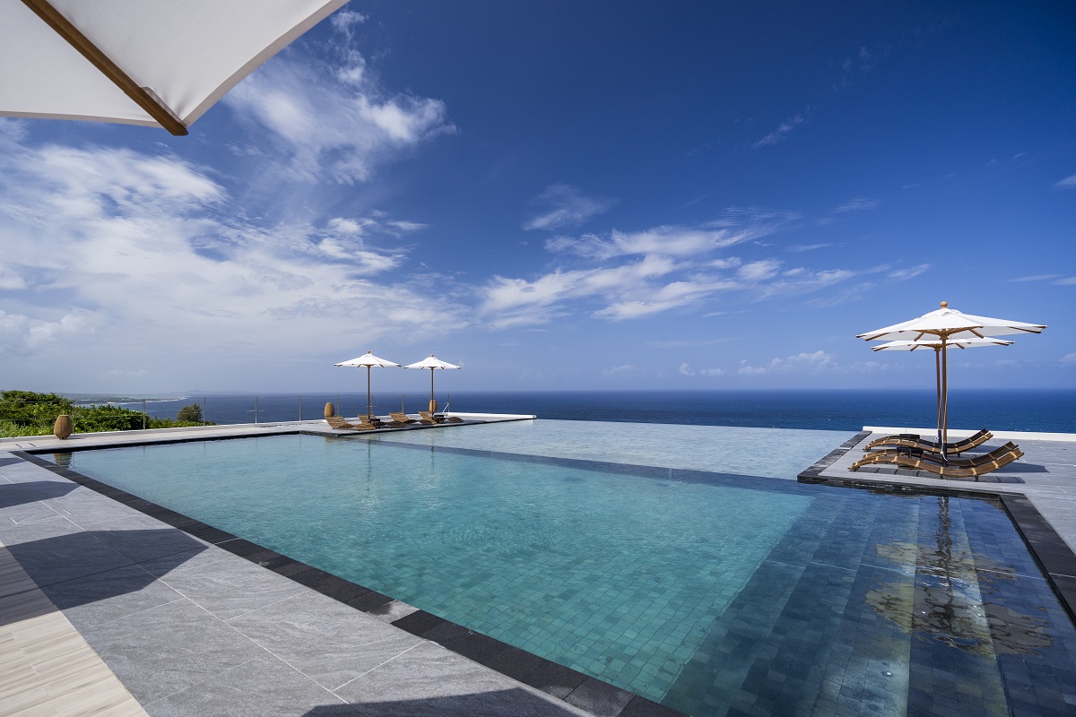 東シナ海へとひと続きになったかのようなインフィニティプール