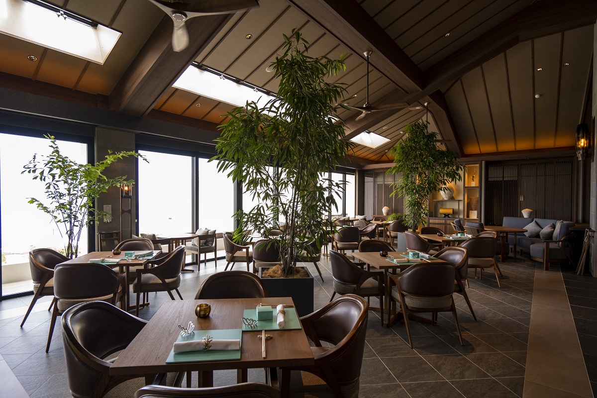 高級感あふれる店内。店内からも群青色の東シナ海が一望できます