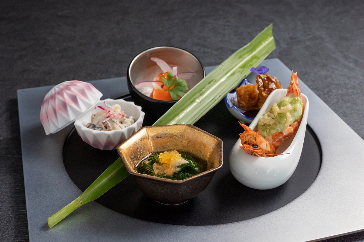 ディナーの前菜。車海老磯辺焼き、青パパイヤあぐー豚カツなど