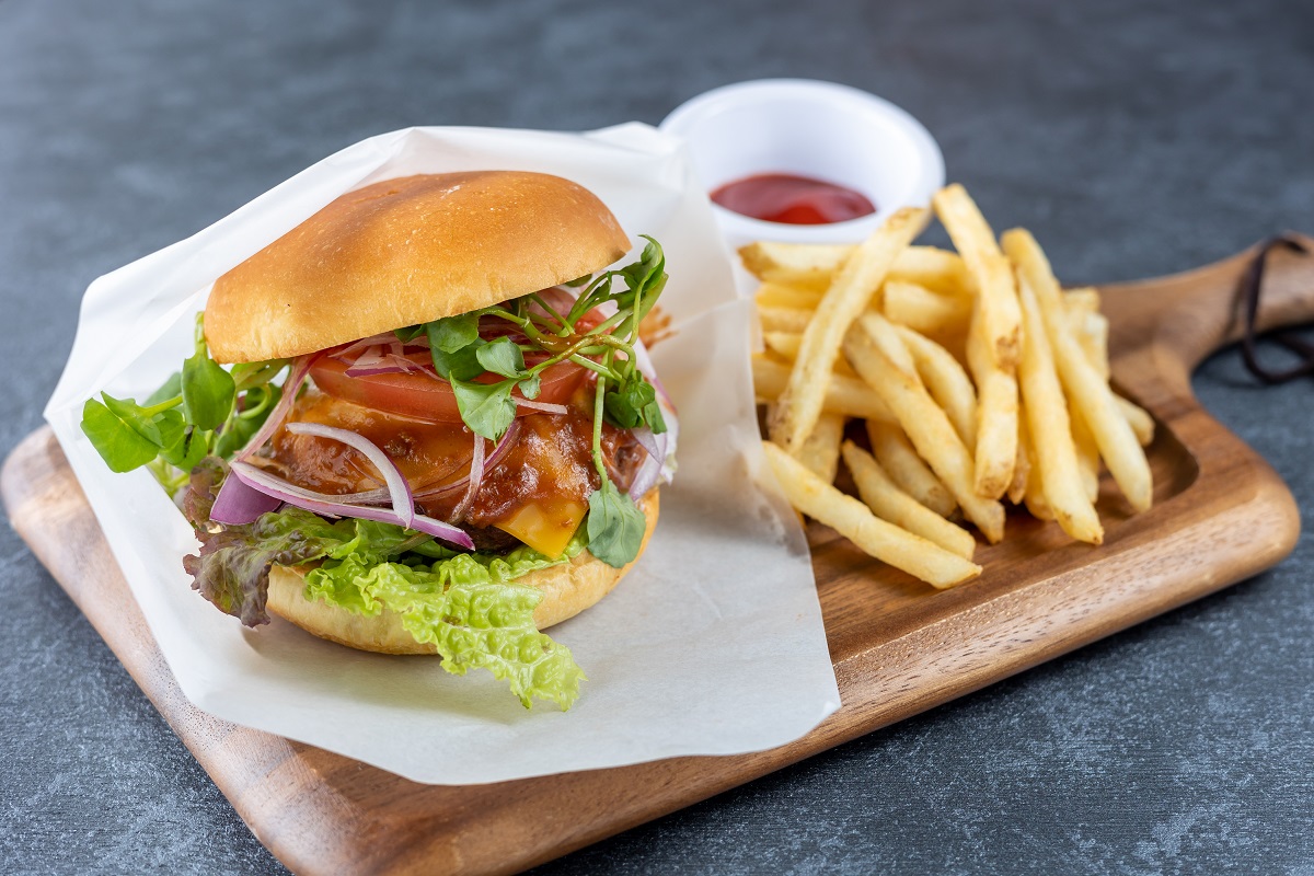 ランチメニューのもとぶ牛クレソンバーガー3,520円。（フレンチフライとソフトドリンク付き）