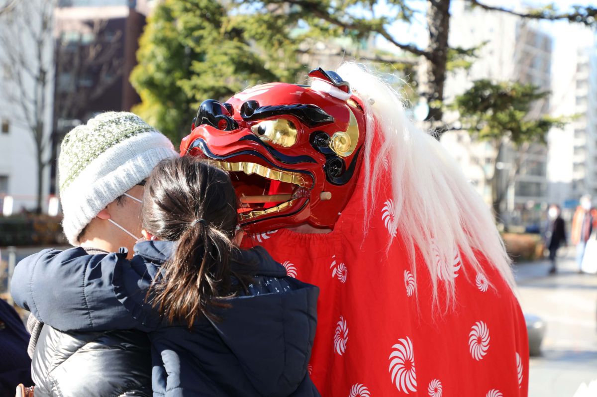 ソラマチひろばでの獅子舞のお出迎え（過去の様子）