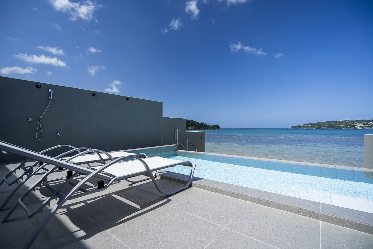 古宇利島と一体になったようなインフィニティプール