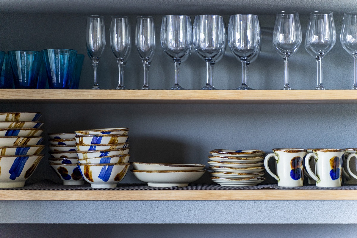 食器棚にはやちむんの器が並んでいます
