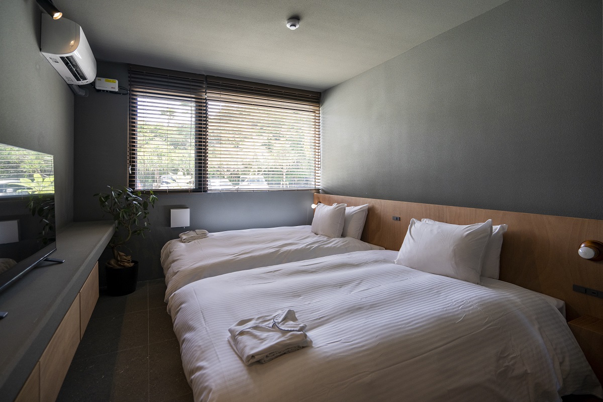 セミダブルベッド2台の寝室