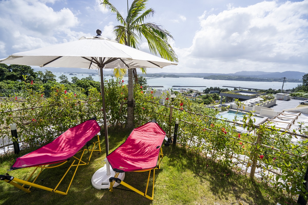 ヴィラスイートのみにある小さな庭。ここからの眺めもステキです