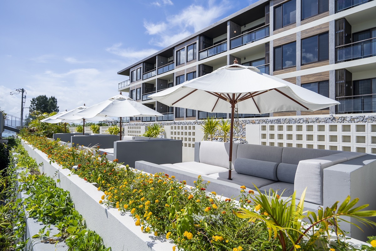 プールエリアの隣にあるソファでシエスタを