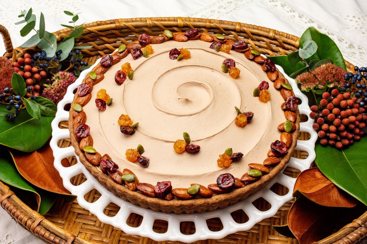 新作「チョコレートクリームとキャラメルアーモンドのタルト」ピース777円、ホール（25cm）9439円・（17cm）4860円・（13cm）3240円