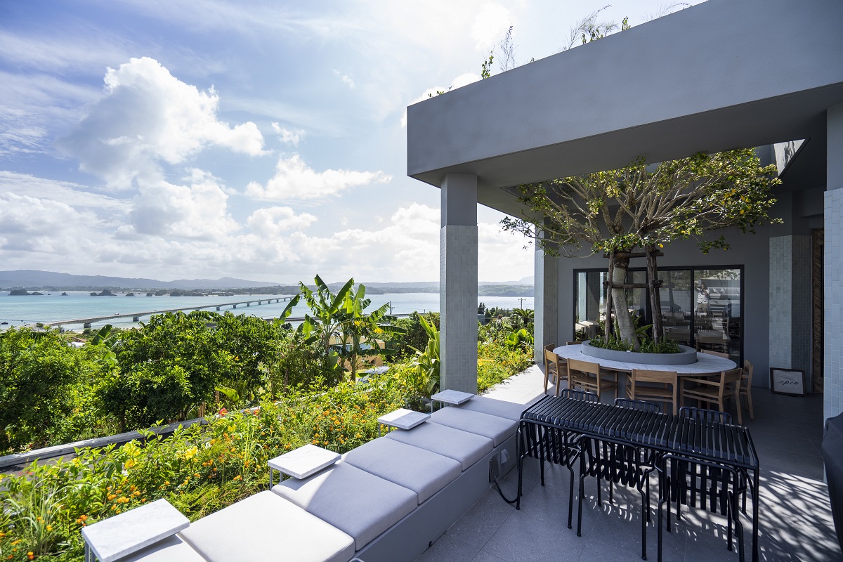 レストラン「REST LE SACRO」の入口。ガジュマルが印象的です