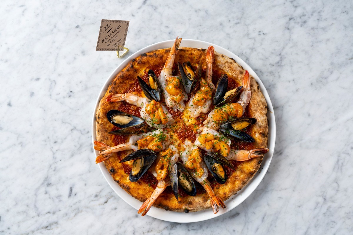 ペスカトーレ4,000円。1枚で2～3名分のボリュームです