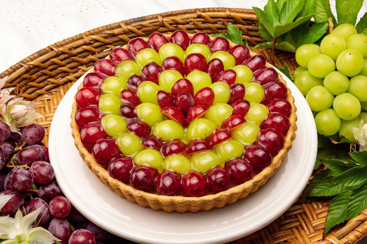 「2色のブドウのタルト」ピース691円、ホール（21cm）5637円・（17cm）3996円