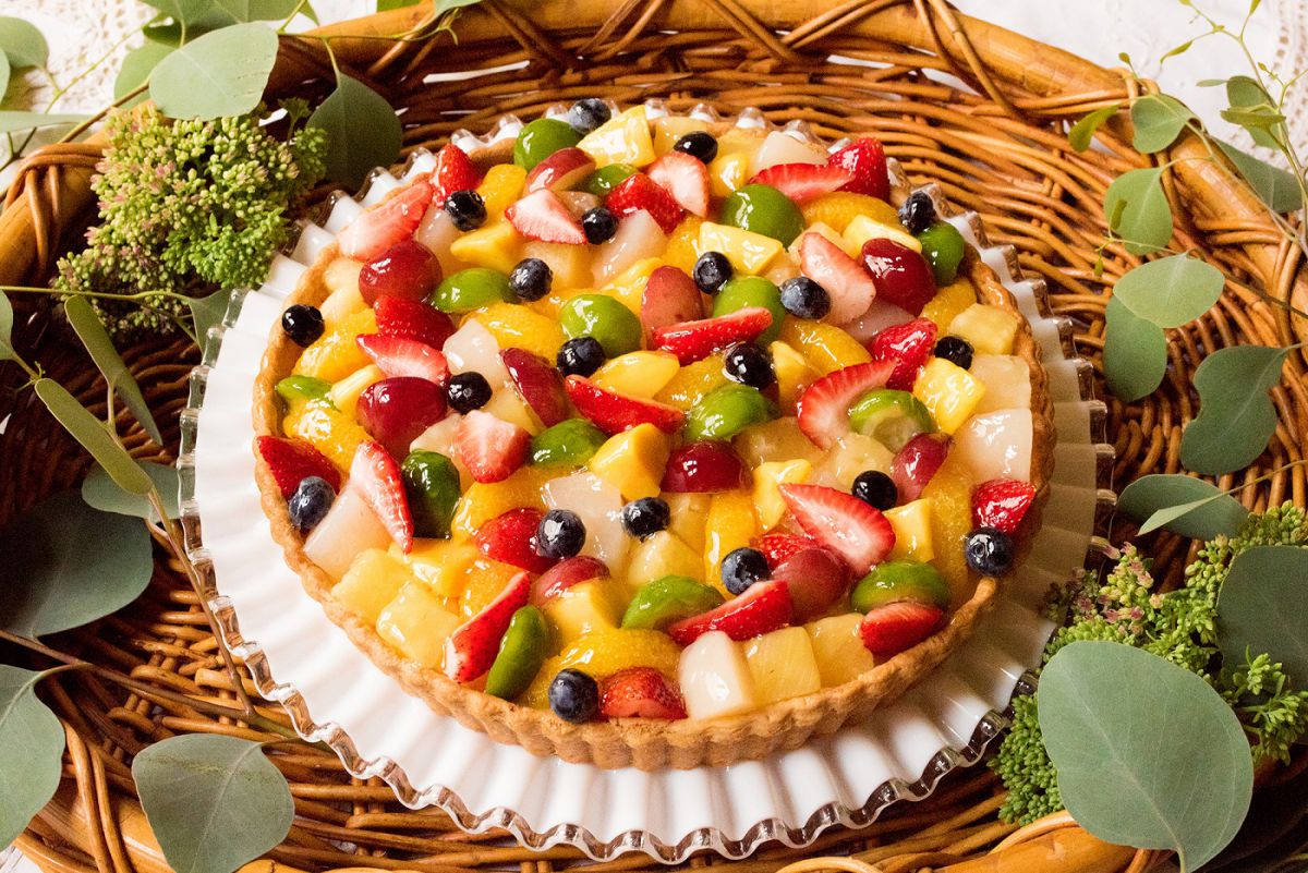 「8種のフルーツとホワイトチョコクリームのタルト」ピース907円、ホール（25cm）9180円・（21㎝）7344円・（17㎝）4968円・（13㎝）3132円