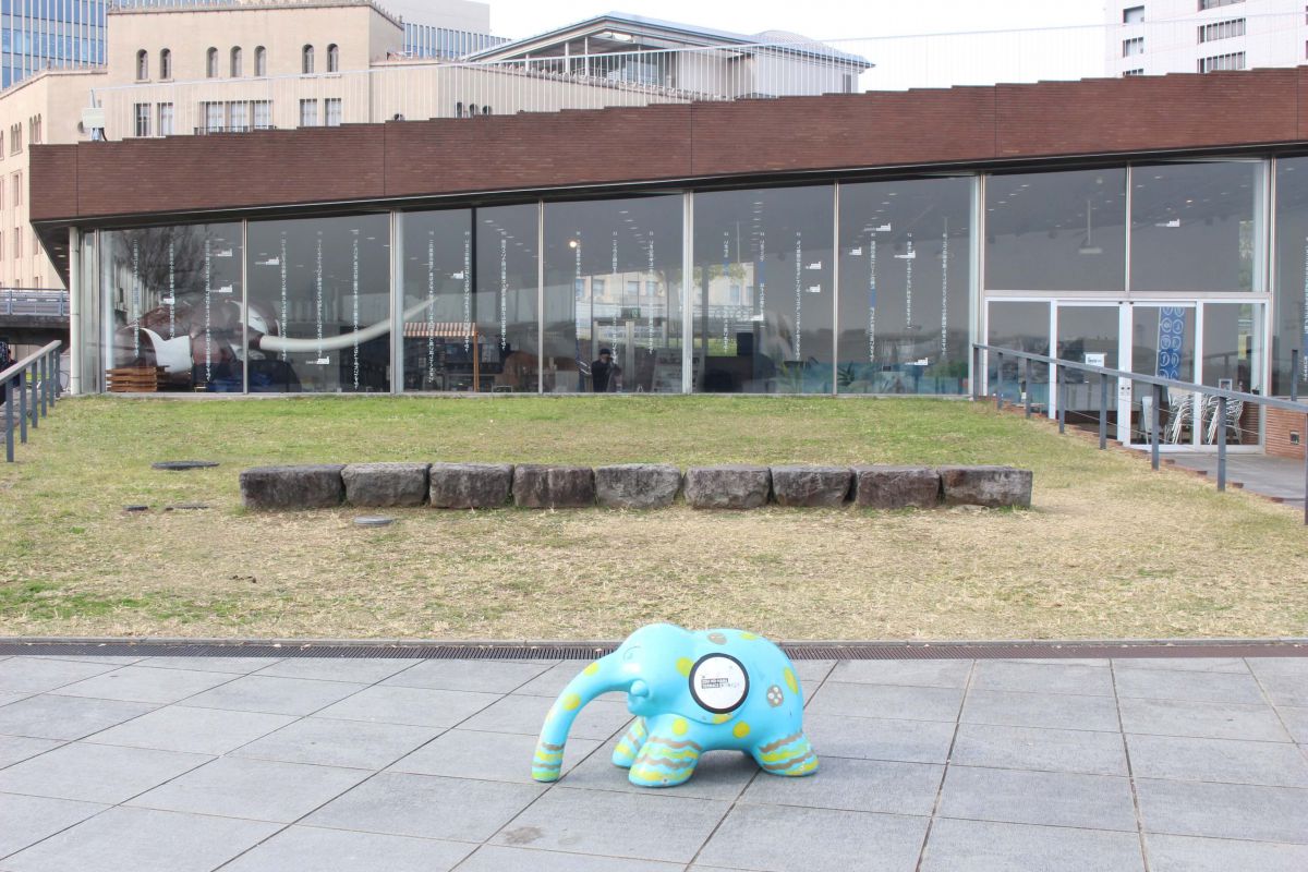 この像は、実は時をかける象（ペリー）の子「ペリコ」なんです