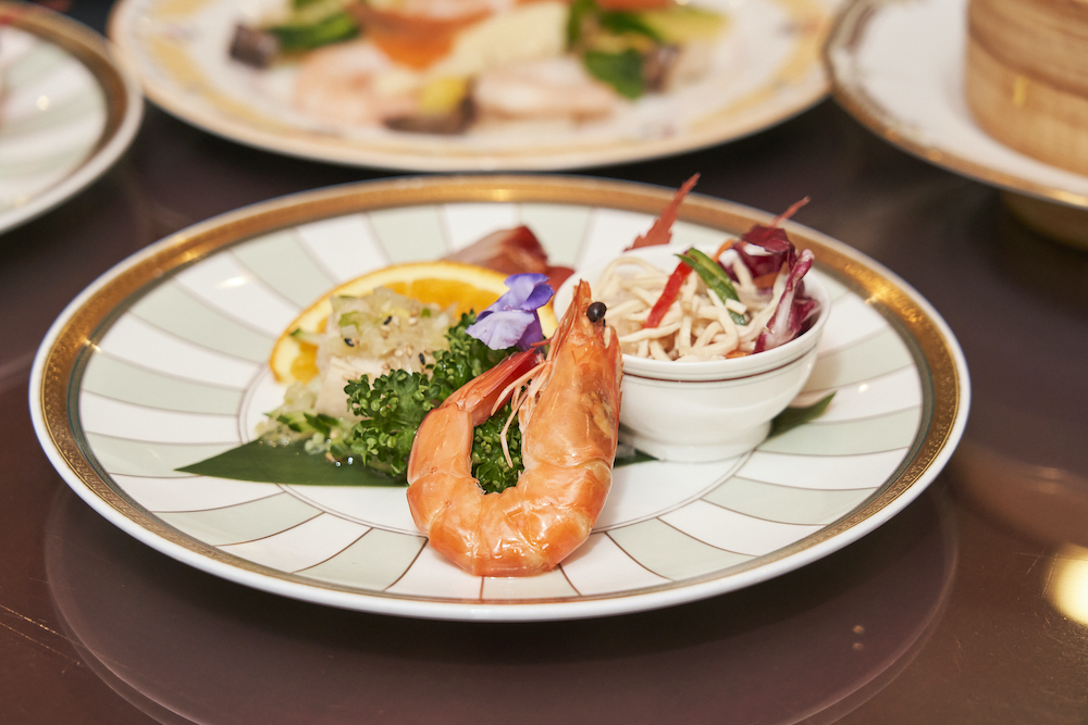 前菜の盛り合せは（手前から時計回りに）、頭ごと食べられる「海老の塩湯で」、「蒸し鶏とネギの香味和え」、「窯焼きチャーシュー」、精進料理「豆腐干絲（とうふがんすー）」の4種