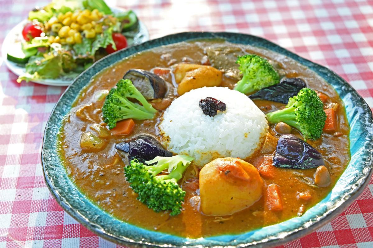 ハーブ・カレー980円（サラダ付き）