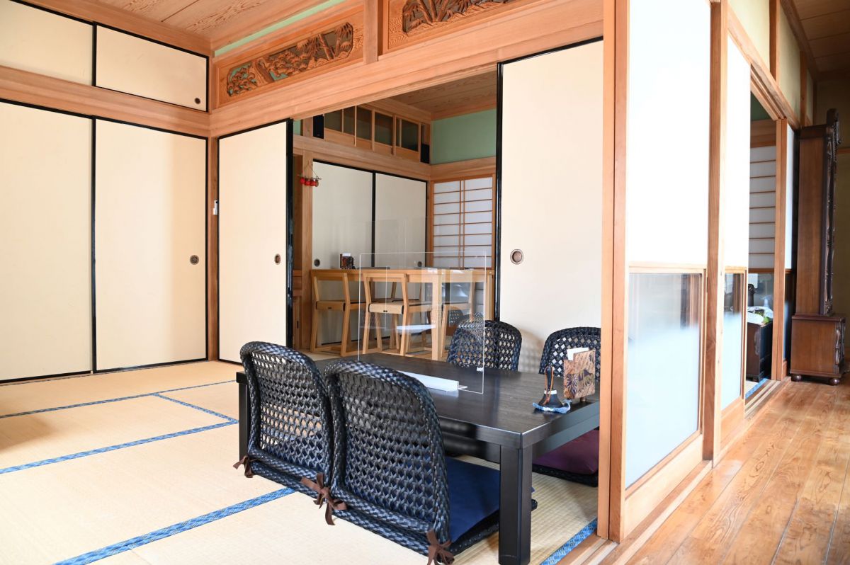 座敷席とテーブル席