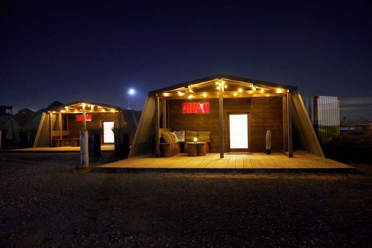 グランピングキャビン・ログテント外観