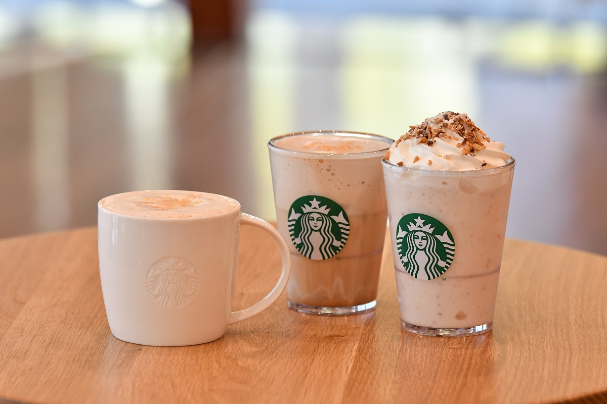 写真右より、「和三盆 アーモンドミルク フラペチーノ®」 Tall 648円(持ち帰り)/660円(店内利用)、「アイス 和三盆 ムース フォーム アーモンドミルク ラテ」Tall 540円(持ち帰り)/550円 (店内利用)、「和三盆 ムース フォーム アーモンドミルク ラテ」Tall 540円 (持ち帰り)/ 550円 (店内利用)※いずれもアーモンドミルクと乳を使用