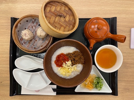  「チーズとトマトの肉味噌定食」429円
