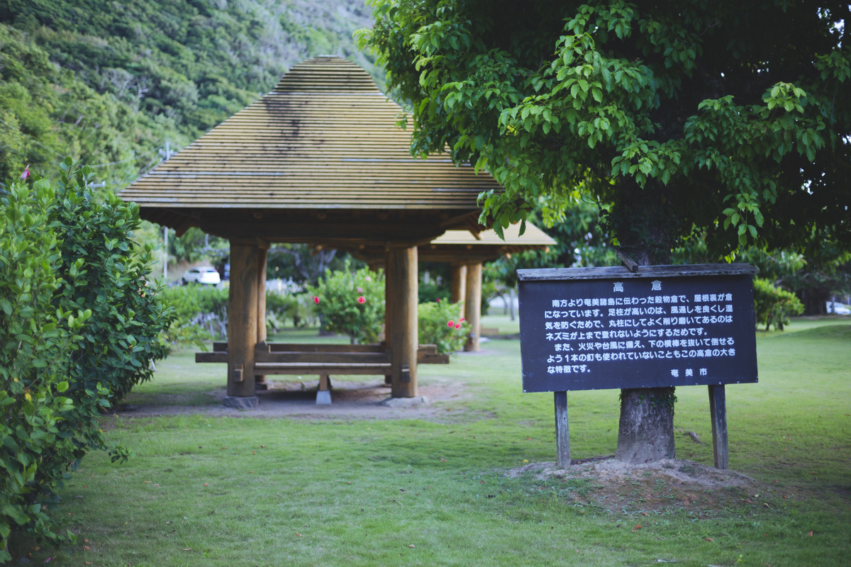 奄美の歴史的建造物「高倉」を再現