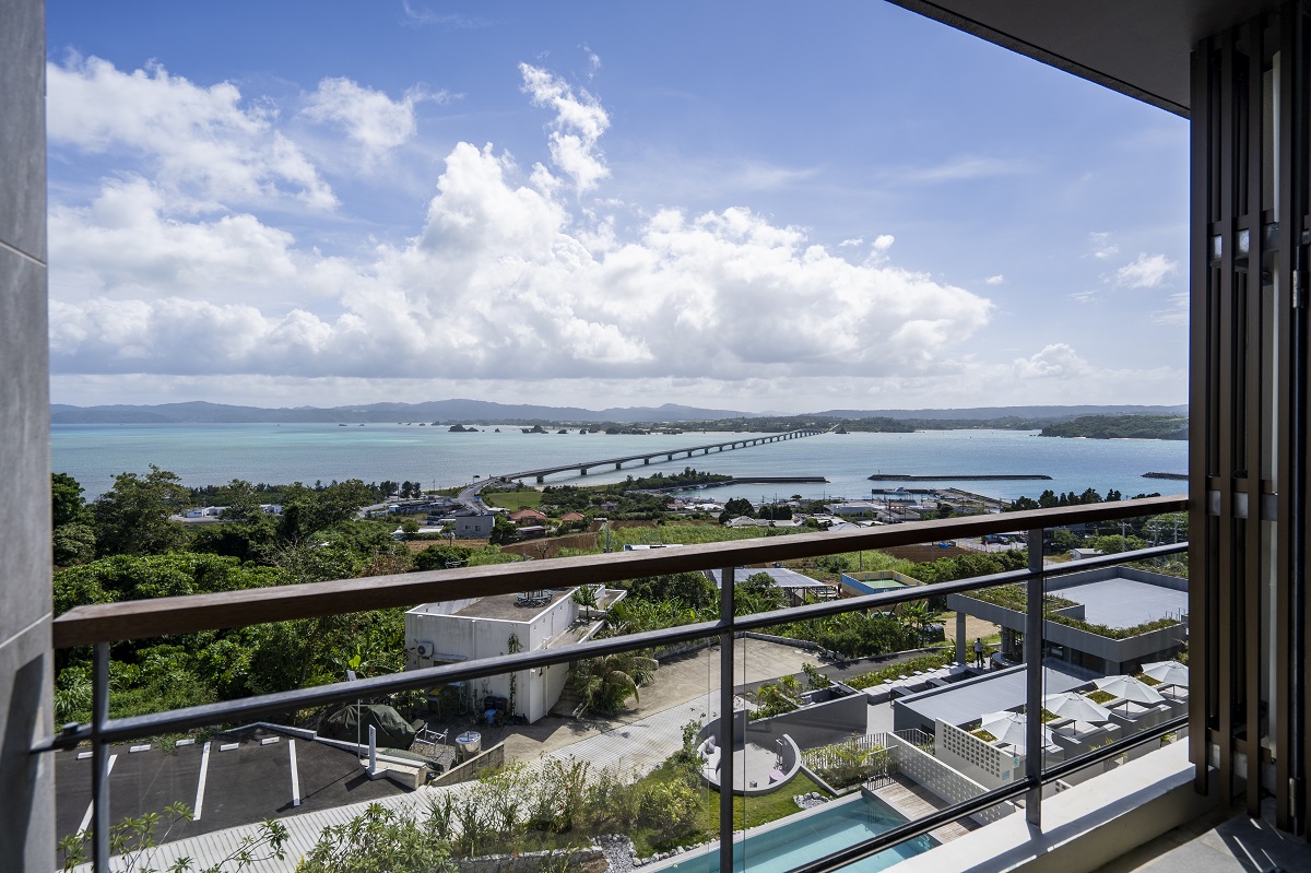 本島北部の美しい海と古宇利大橋、その向こうには屋我地島が一望できます