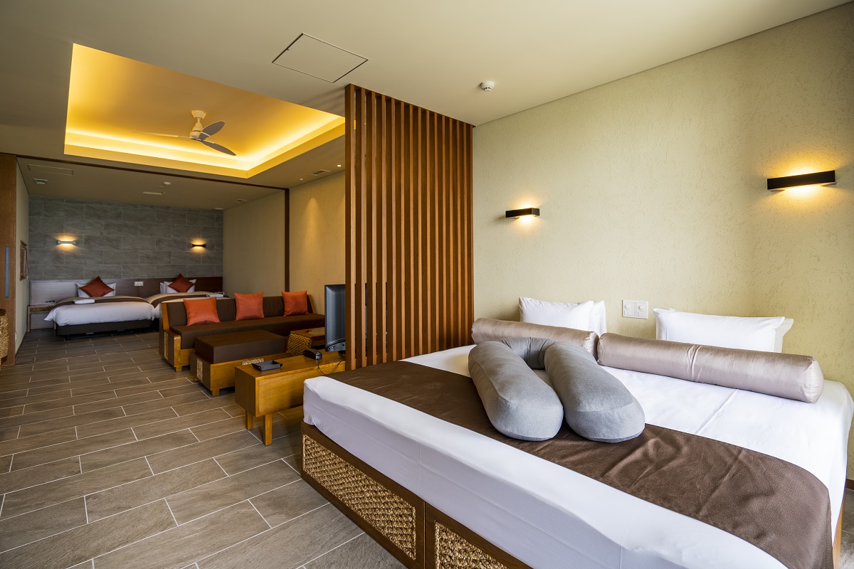 写真奥から寝室、リビング、デイベッドが一体となった空間。寝室とリビングは可動式の間仕切りで分けられます