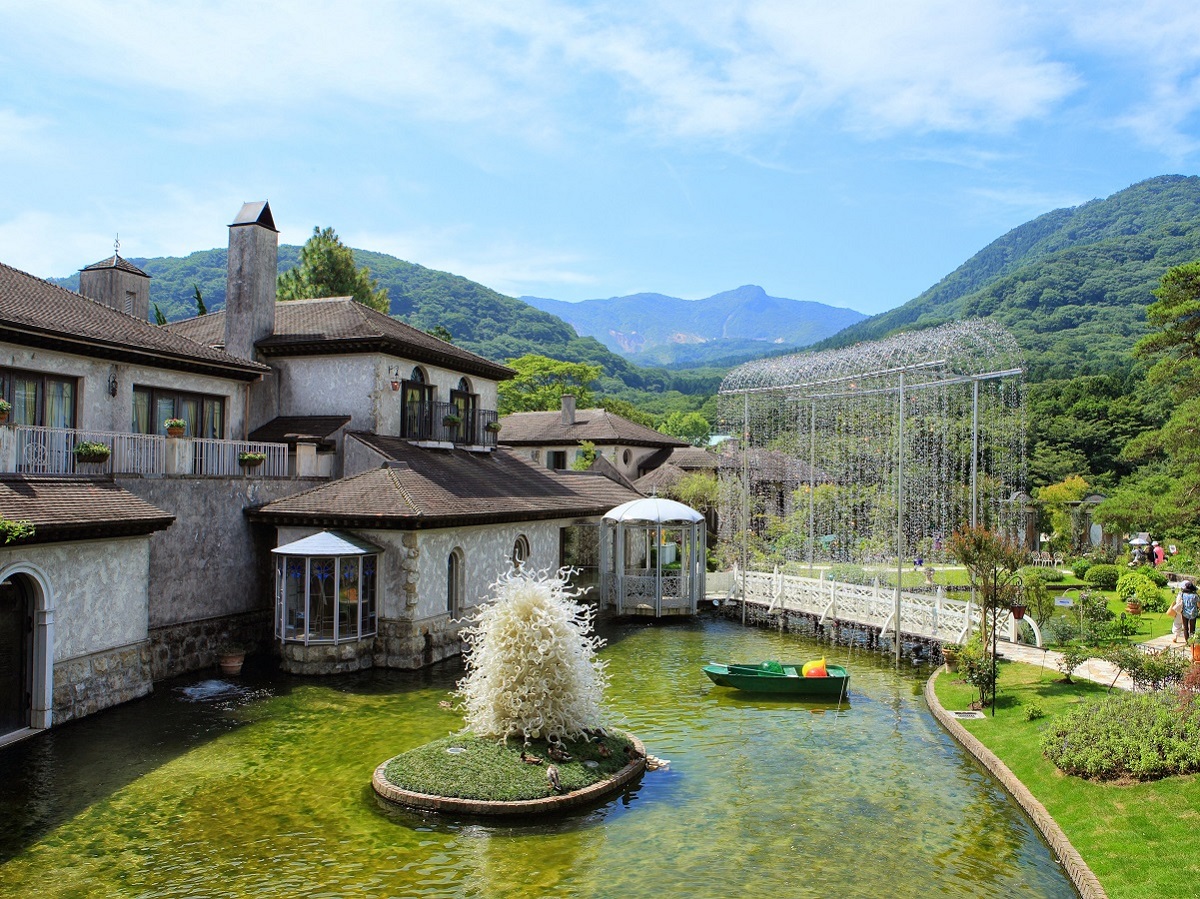 正面は大涌谷。庭園にはなんと、16万粒のクリスタルガラスを使ったアーチも