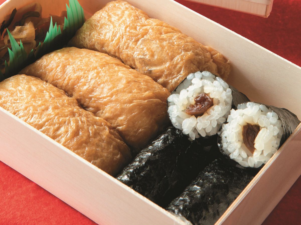 かんぴょう巻きといなりにガリ昆布が添えられた助六(0,000円)