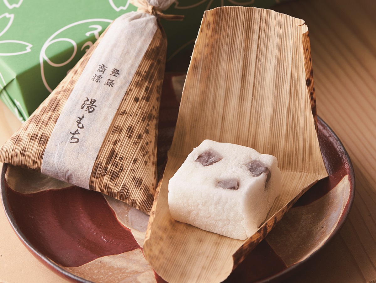 竹皮の包装の中から姿を現す“湯もち”