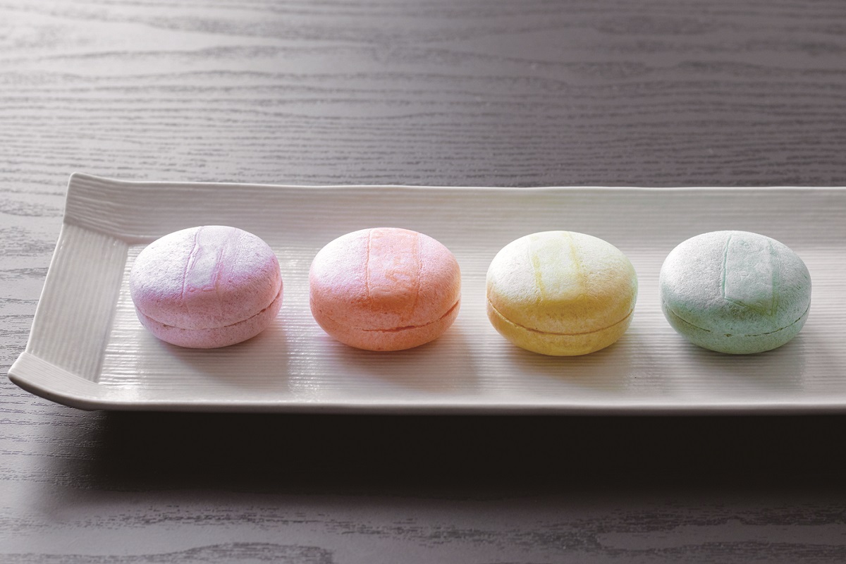 桜、柚子、抹茶、蜜柑の餡を挟んだマカロンみたいな最中がかわいすぎ