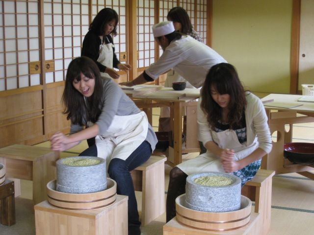 そばの実を石臼から挽く作業から始め、60分で食べられるスピード！超打ち立てです！