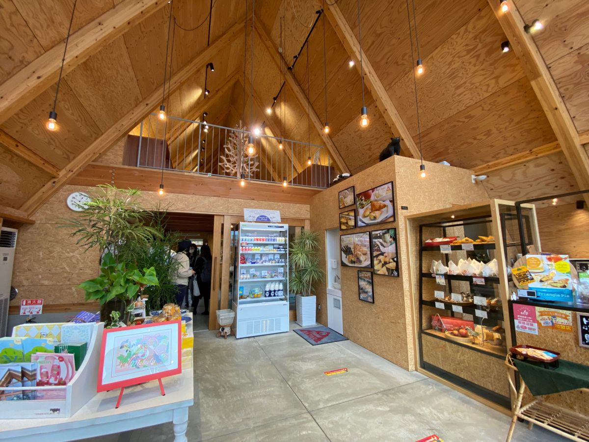 木の温もりを感じられる直営ショップ「Y&Y GARDEN」にはイートインスペースも
