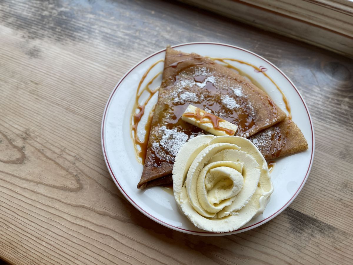 「塩バターキャラメルのクレープ バニラアイストッピング」各セット（Aセット2200円、Cセット1300円）＋300円