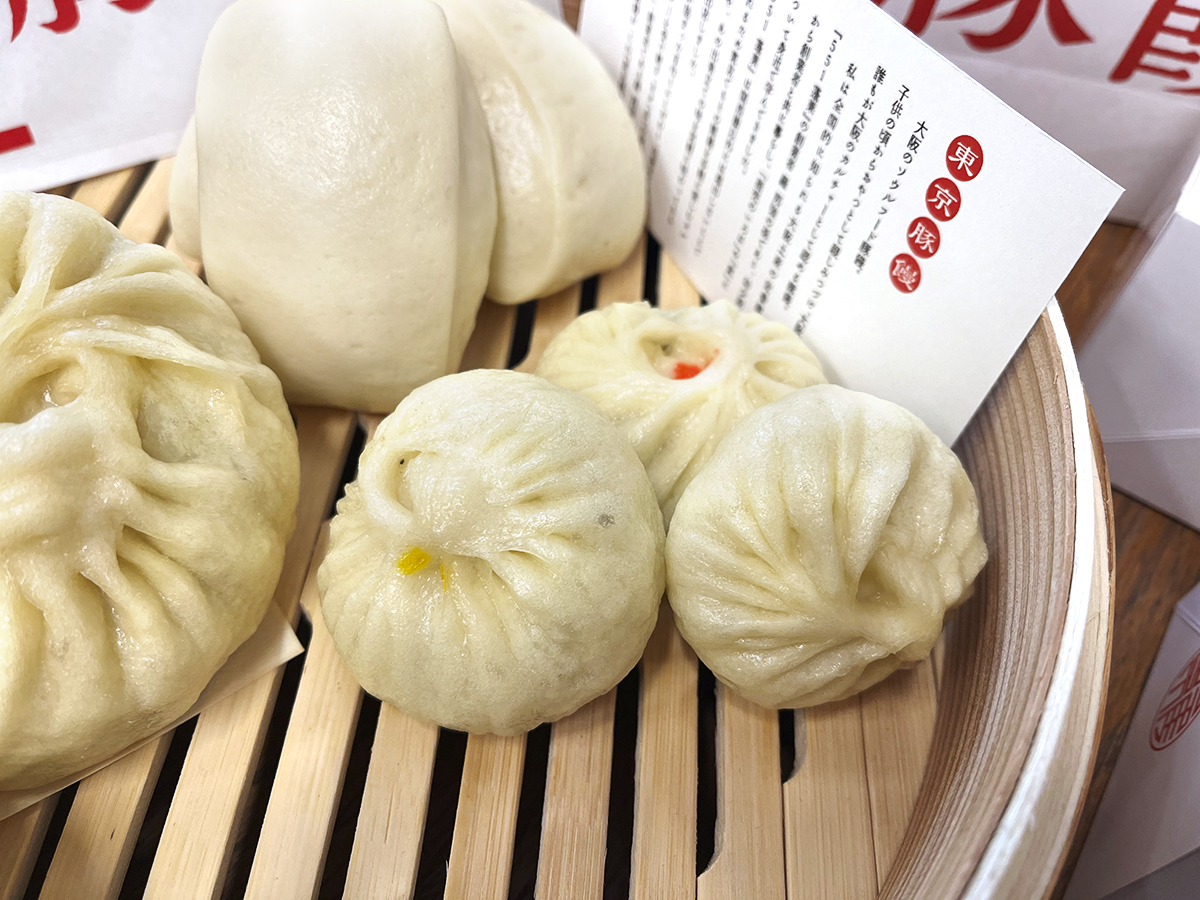 左から時計回りに小豚饅「黒胡椒豚饅」「XO蝦豚饅」「豚饅」4個からのセット売りのみ。