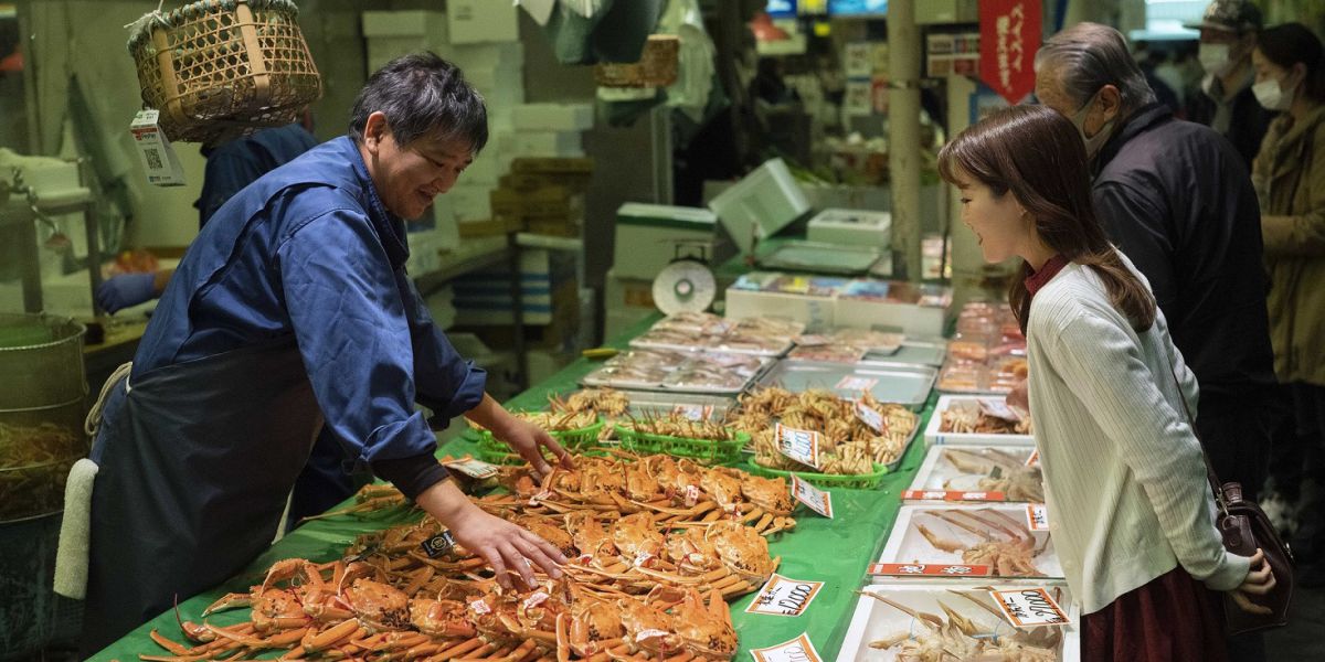 おいしいもの三昧! 金沢市民の台所「近江町市場」でグルメ探検