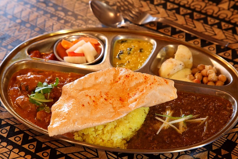 夜の日替わり2種がけプレート　1200円（昼は1000円～で内容が異なる）